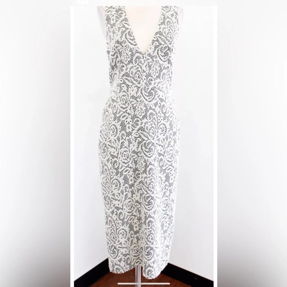 NWT $398 Alice + Olivia Lilia Lace Textured Plunge V Neck Midi Sheath Dress 6